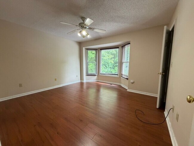 Building Photo - 3 or 4 Bedroom / 3.5 Bath Condo Kingsport, TN 37663