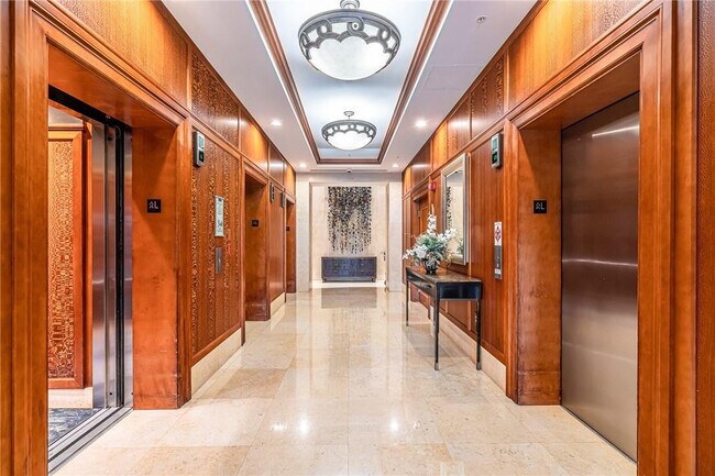 Building Photo - 347 N New River Dr E