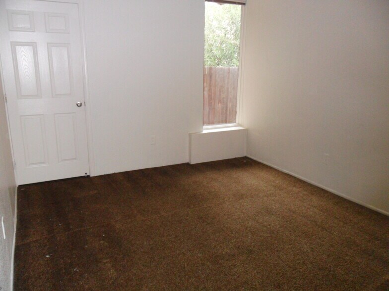 Building Photo - 1409 E Elm St