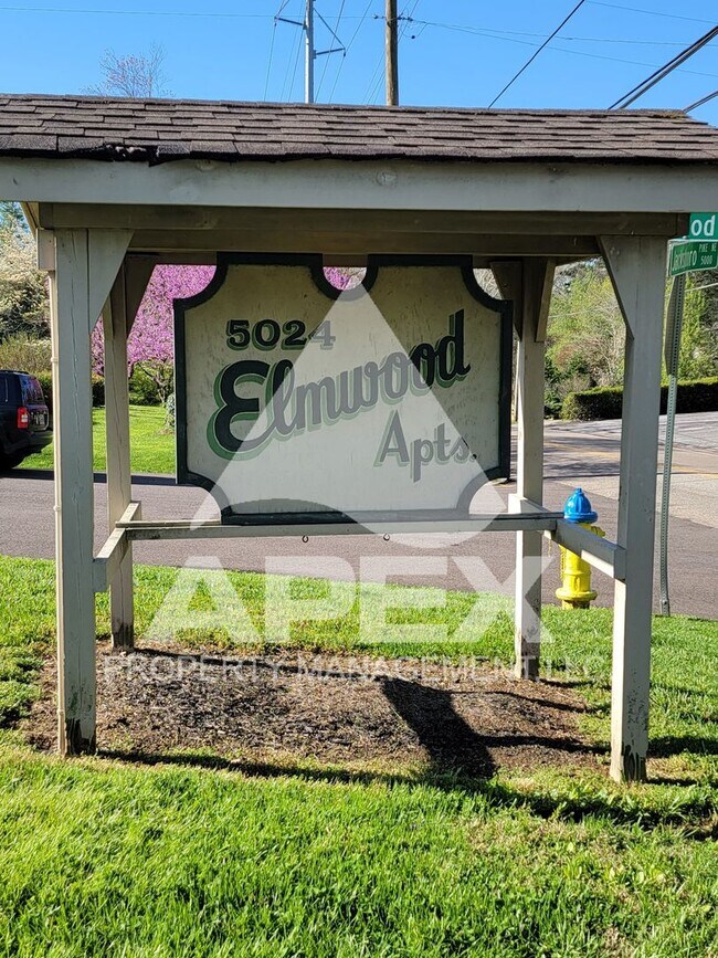 Building Photo - Spacious Top Floor 1 Bd - 1Ba Apartment in Fountain City!