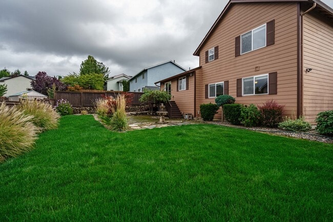 Building Photo - 3 Bedroom 2.5 Bath with workshop and fence...