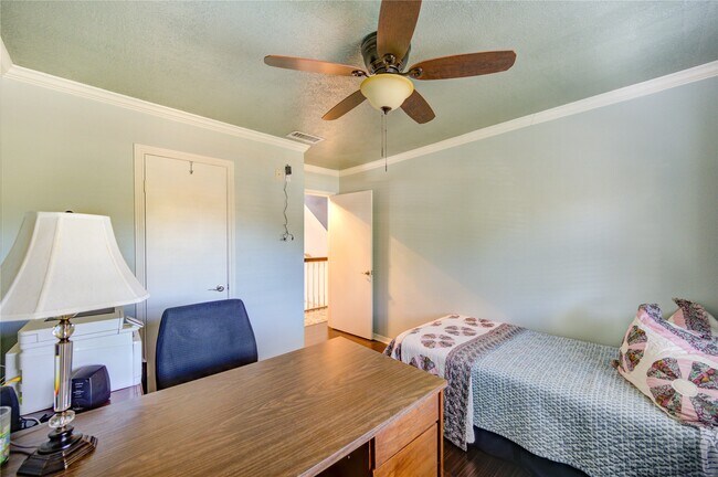 Building Photo - 22526 Cove Hollow Dr