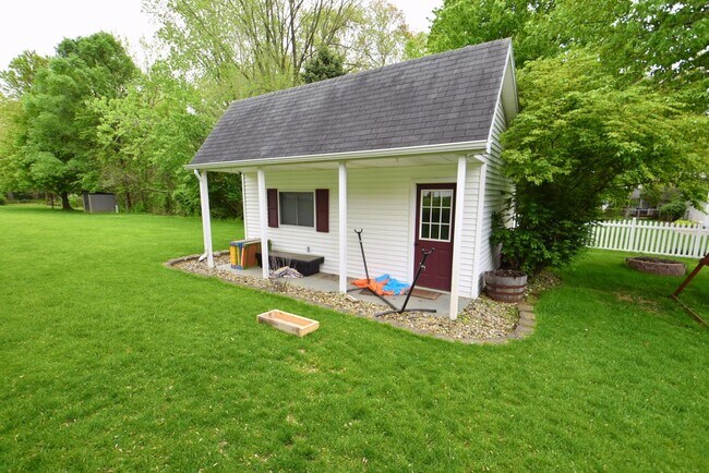 Building Photo - Large 4-5 bedroom 2.5 bath home in South B...