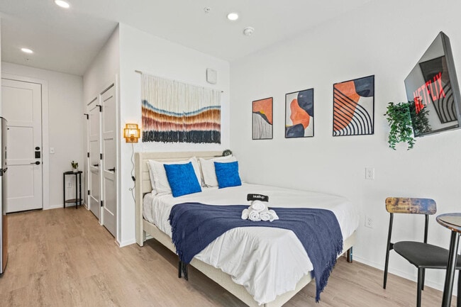 Building Photo - 596 W 9th St