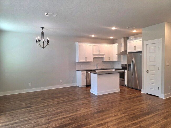 Building Photo - Beautiful Townhome in the Heart of Downtown Pensacola