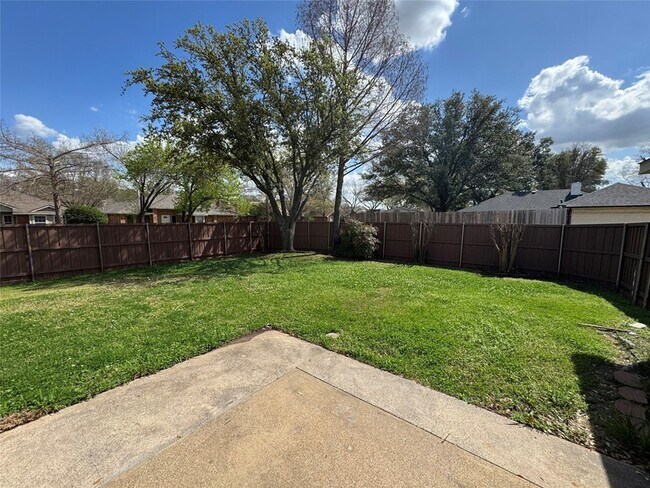 Building Photo - 700 Retriever Ln