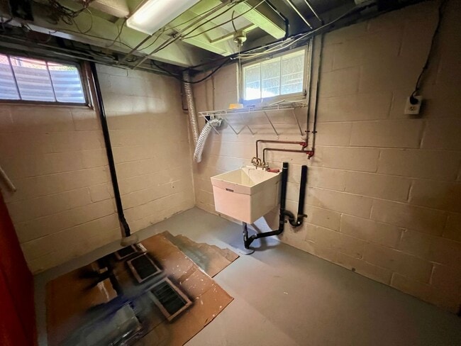 Building Photo - Coraopolis - 2 Bed 2 Bath - Home for Rent!