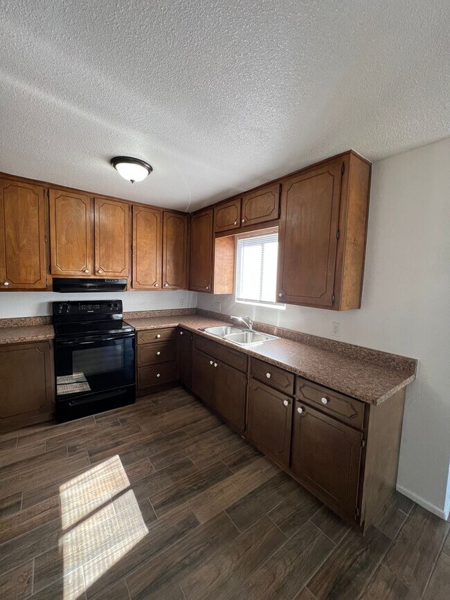 Building Photo - REMODELED 3 BEDROOM IN TOWN!