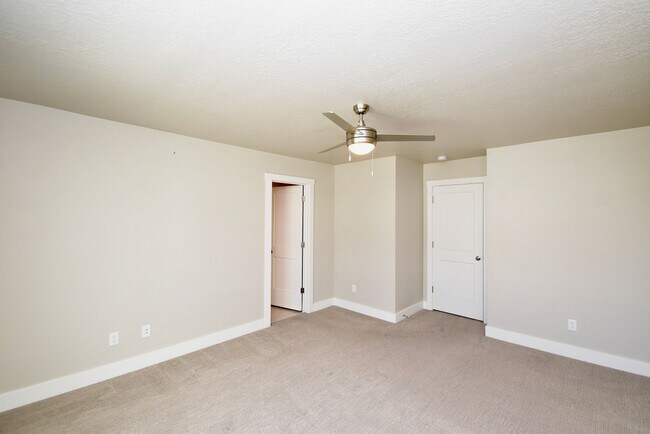 Building Photo - 3 Bedroom 2.5 Bath Townhome in West Haven!!