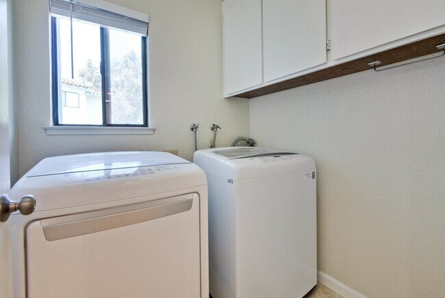 Building Photo - Condo Near Cupertino High | Updated Kitche...