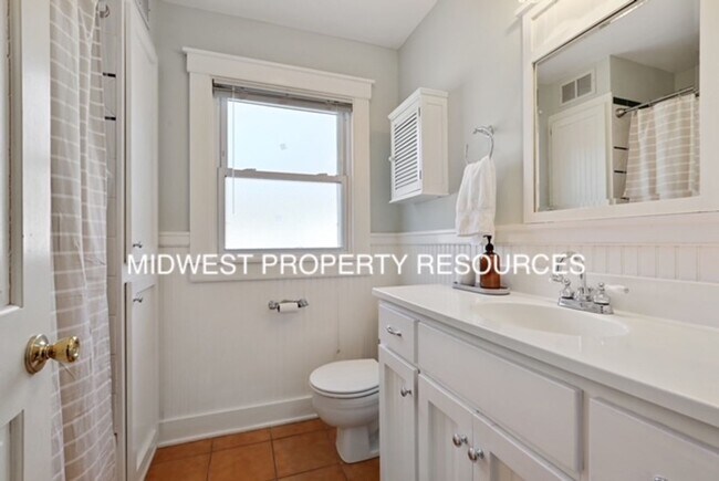 Building Photo - Historic Home in Downtown Lee's Summit