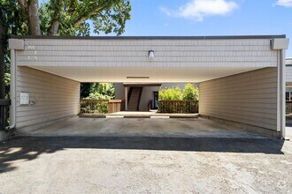 Building Photo - Top-Floor Stunner with Views – Fully Remod...