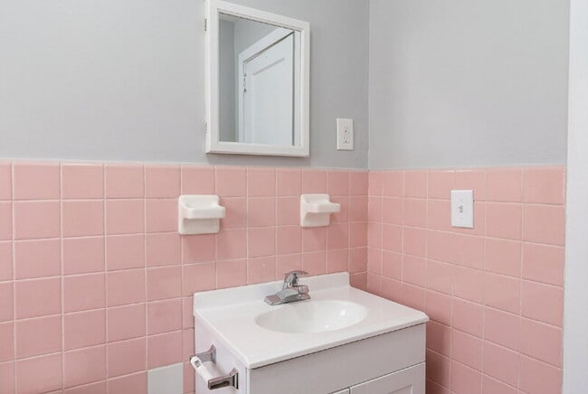 Building Photo - 352 Adams St