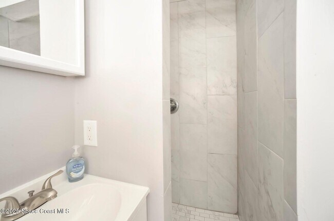 Building Photo - 1420 Avocado Ave