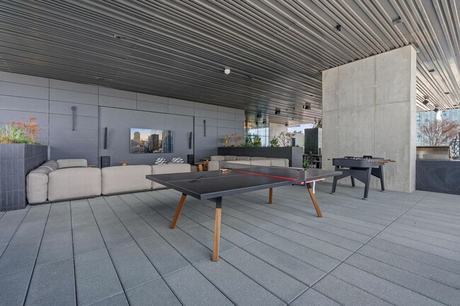 Building Photo - 610 Davis St