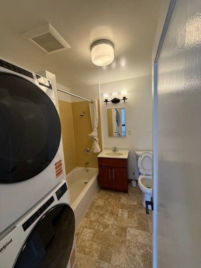 Building Photo - 1br - 700ft2 - Charming 8-unit apartment building. Walk to N. Berkeley BART