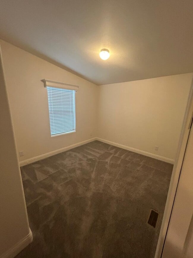Building Photo - 5 bedroom 3 Bath New House- 2 Car Attached...