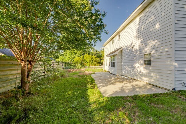 Building Photo - Beautiful Custom Home on Golf Course