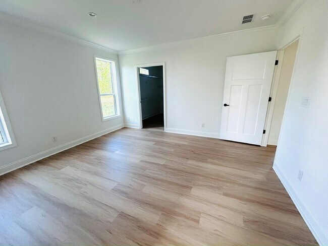 Building Photo - 5805 Mora Pl