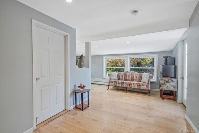 Building Photo - 6 Fairfields Ln