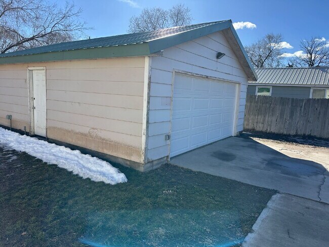 Building Photo - "Charming Little 3-Bedroom Gem on North 5th Street with Elegant Granite Touches!"