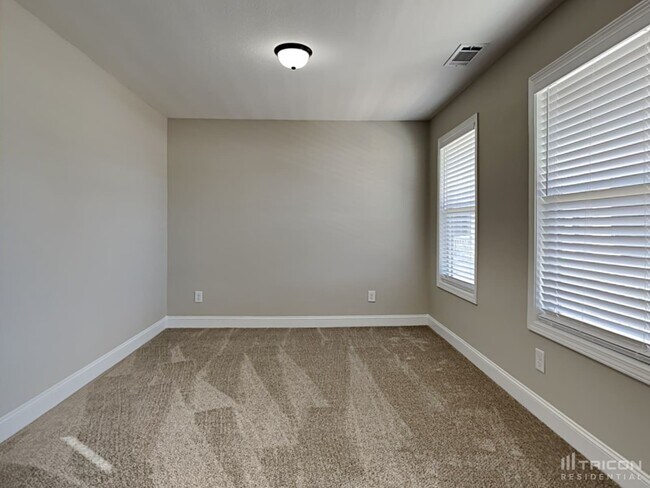 Building Photo - 210 Livingston Ct