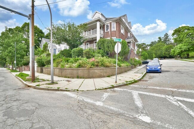 Building Photo - 404 Mt Auburn St
