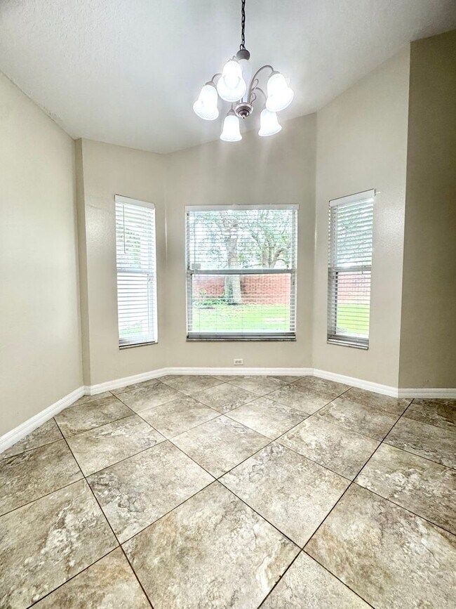 Building Photo - Beautifully Updated 4/3, Gated Community, ...