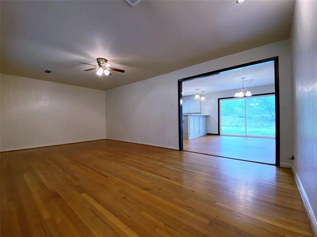 Building Photo - 5242 Beechnut St