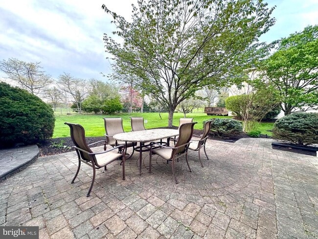 Building Photo - 513 Doral Cir