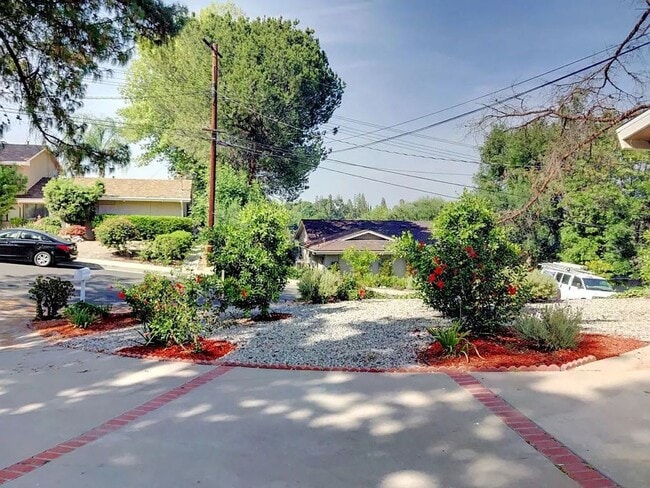 Building Photo - The Beautiful Home in Crestlawn is read for Lease