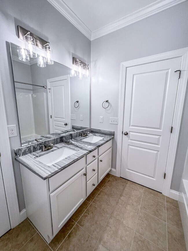 Building Photo - Gorgeous 3 Bed 2.5 Bath Home in Fayetteville
