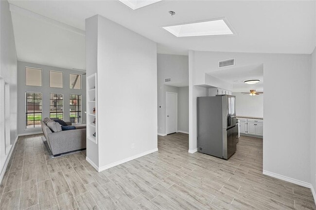 Building Photo - 8303 Los Ranchos Dr