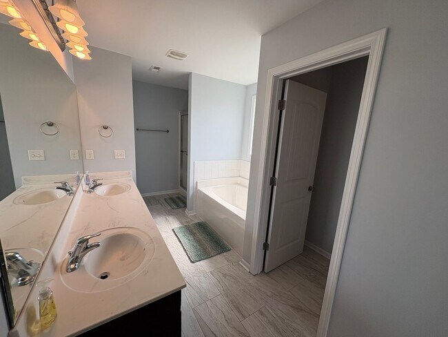 Building Photo - 3bd/2.5ba home with flexible Lease Length
