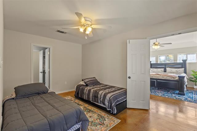 Building Photo - 1522 Oakwood Dr