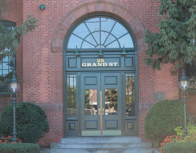 Building Photo - 25 Grand St