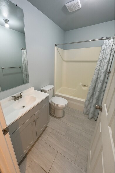 Building Photo - 623 Sycamore Cir