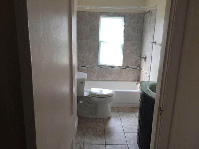 Building Photo - 57 W Lakeview Ave