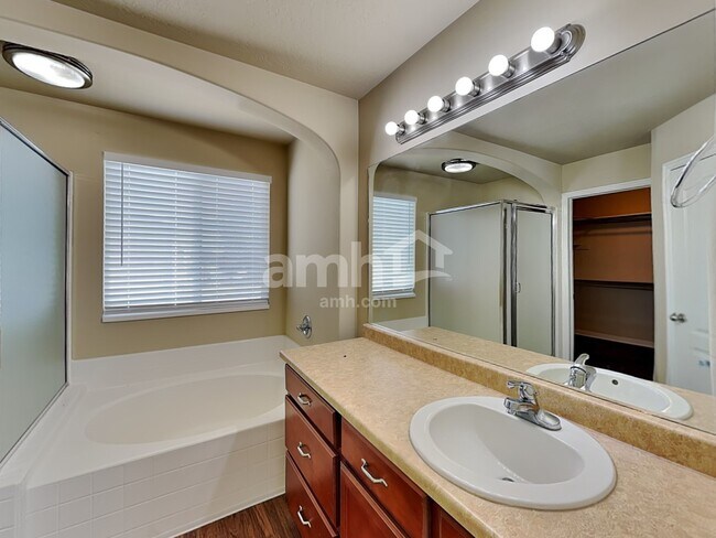 Building Photo - 865 Southhampton Dr