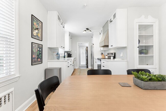 Building Photo - Fully Furnished Mid-Term Rental with Utilities Included!!