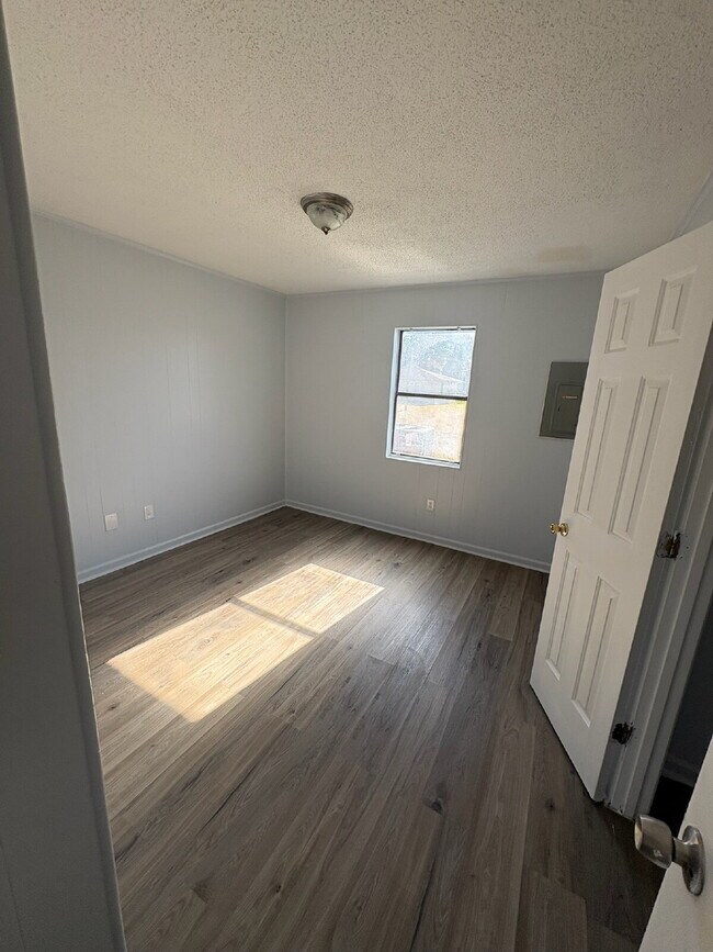 Building Photo - Nice 2 Bedroom Apartment-212 Zack Cir. #A