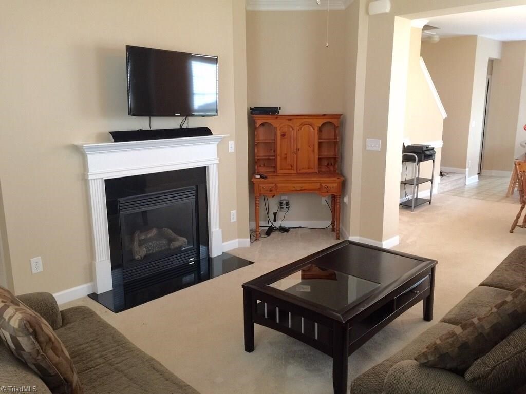 Home unfurnished, pictures for illustration purpose only - 4011 Tarrant Trace Cir