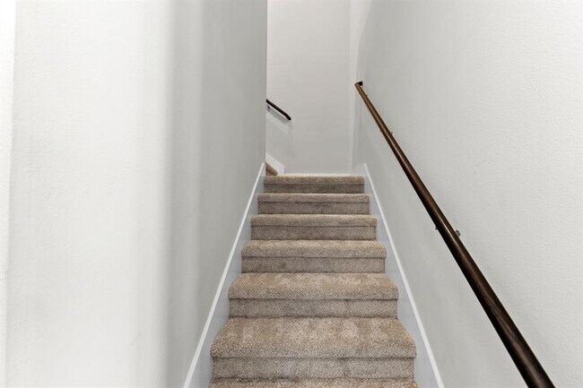 Building Photo - 13800 Lyndhurst St