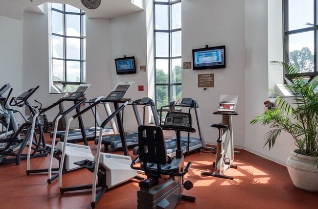 Building Photo - 1600 N Oak St