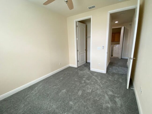 Building Photo - 3/2.5 Eagle Creek Townhome