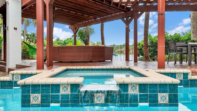 Building Photo - 10703 Versailles Blvd