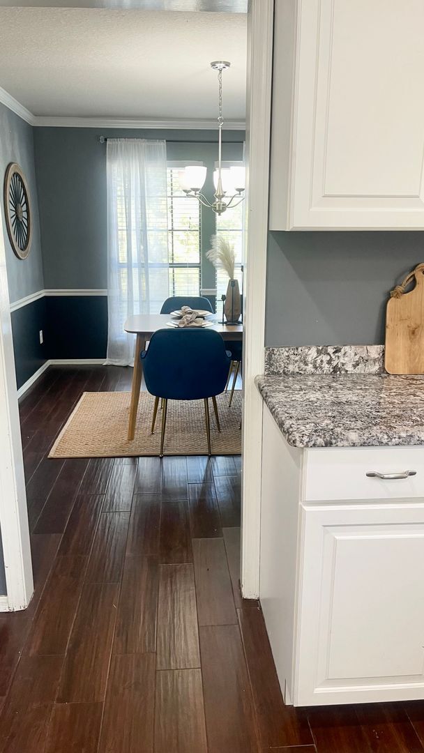 Building Photo - Gorgeous Pool Home w/ 4bd /2.5ba/Fireplace