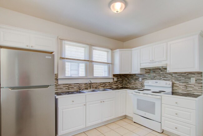 Building Photo - 6 Bed, 1.5 Bath Home in Granby School Dist...