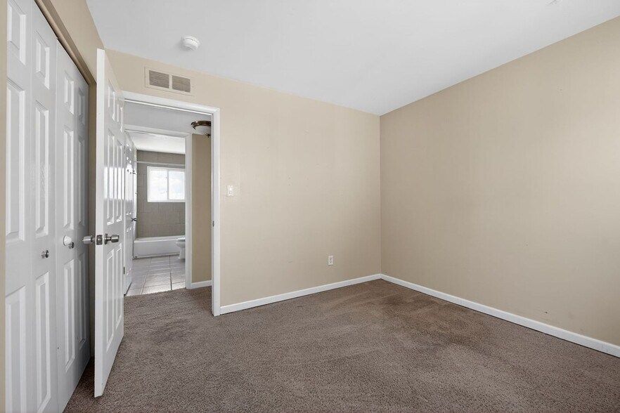 Building Photo - 35046 Rosslyn St