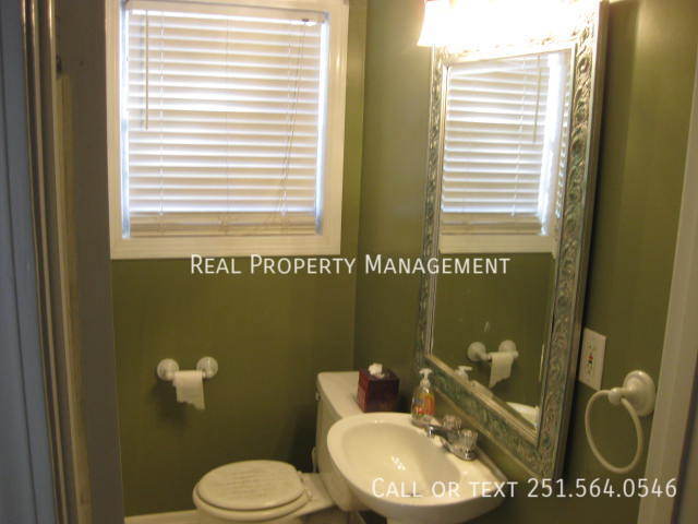 Building Photo - 5105 Pineview Ln S